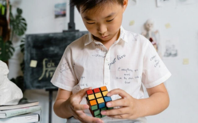 Đồ chơi rubik phát triển não bộ 